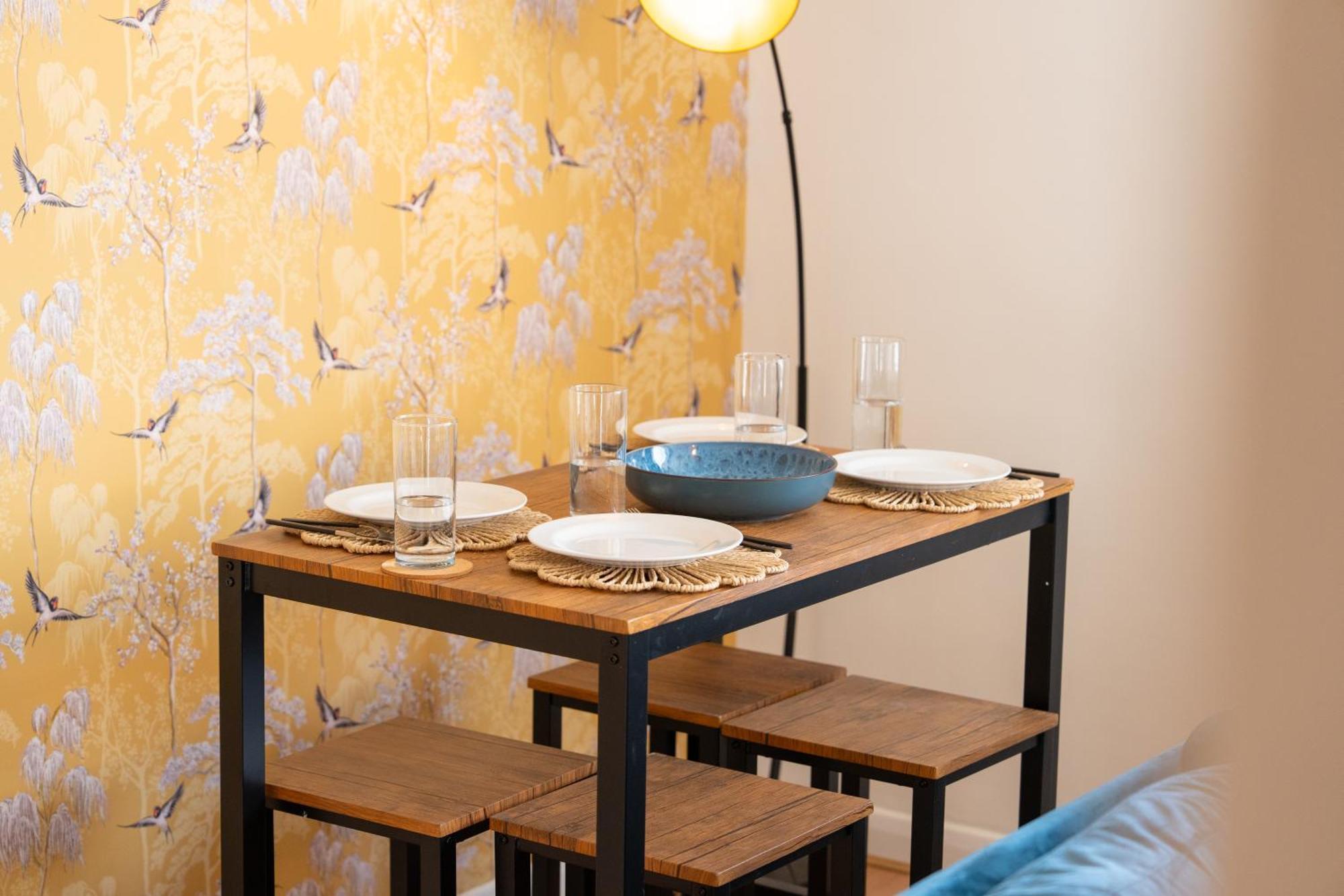Stylish 4 Bedroom Spacious Retreat With Parking - Sleeps 10 - Families & Contractors แคนเทอร์เบอรี ภายนอก รูปภาพ