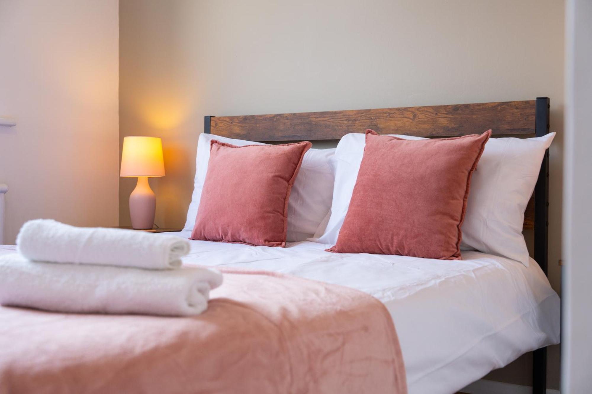 Stylish 4 Bedroom Spacious Retreat With Parking - Sleeps 10 - Families & Contractors แคนเทอร์เบอรี ภายนอก รูปภาพ
