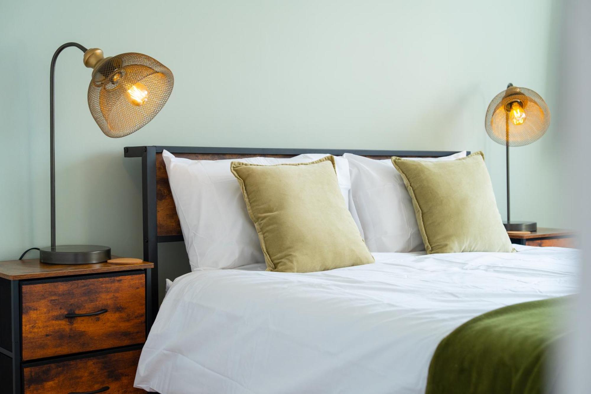 Stylish 4 Bedroom Spacious Retreat With Parking - Sleeps 10 - Families & Contractors แคนเทอร์เบอรี ภายนอก รูปภาพ
