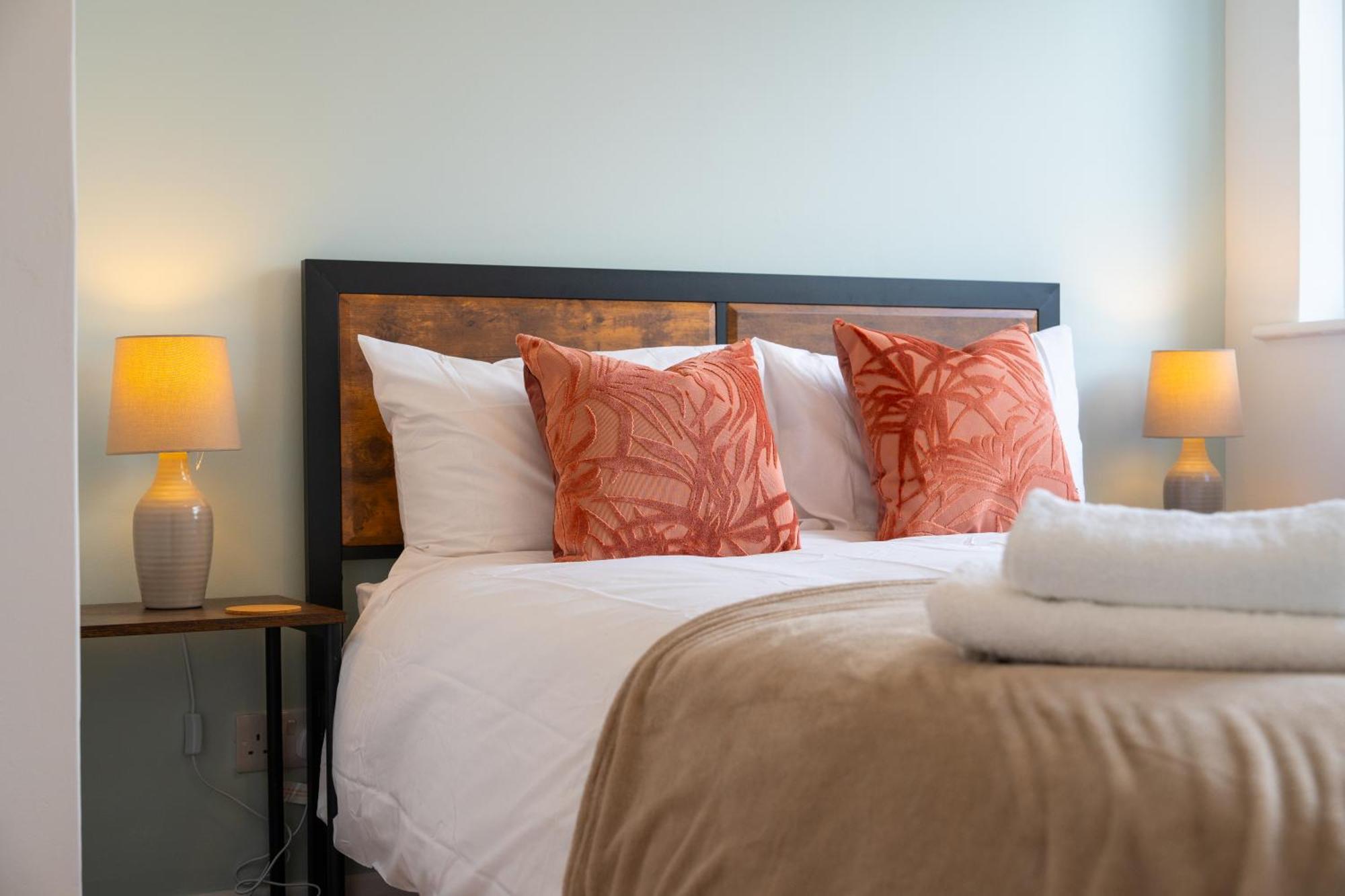 Stylish 4 Bedroom Spacious Retreat With Parking - Sleeps 10 - Families & Contractors แคนเทอร์เบอรี ภายนอก รูปภาพ