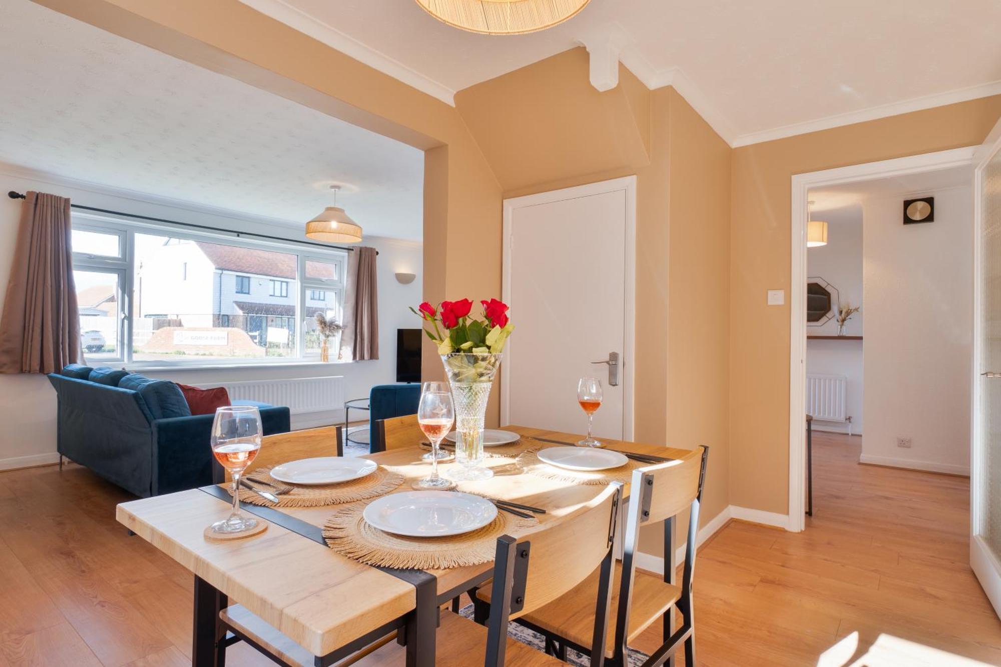 Stylish 4 Bedroom Spacious Retreat With Parking - Sleeps 10 - Families & Contractors แคนเทอร์เบอรี ภายนอก รูปภาพ