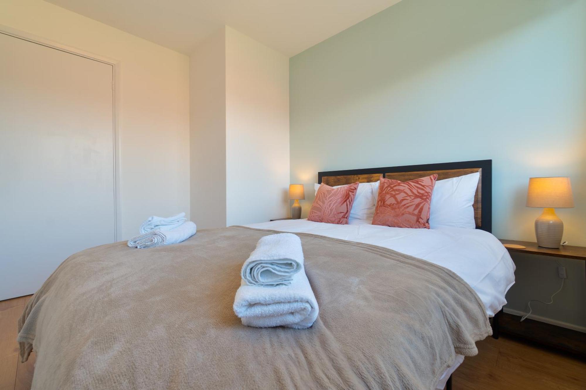 Stylish 4 Bedroom Spacious Retreat With Parking - Sleeps 10 - Families & Contractors แคนเทอร์เบอรี ภายนอก รูปภาพ
