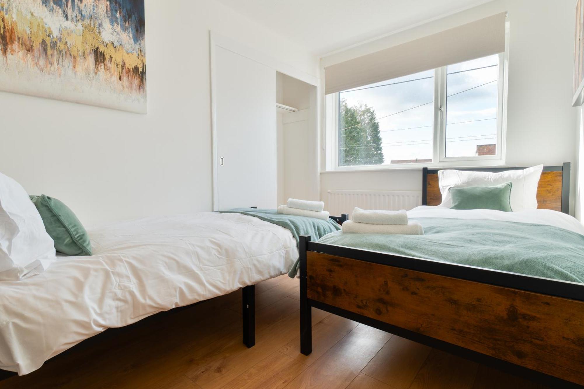 Stylish 4 Bedroom Spacious Retreat With Parking - Sleeps 10 - Families & Contractors แคนเทอร์เบอรี ภายนอก รูปภาพ