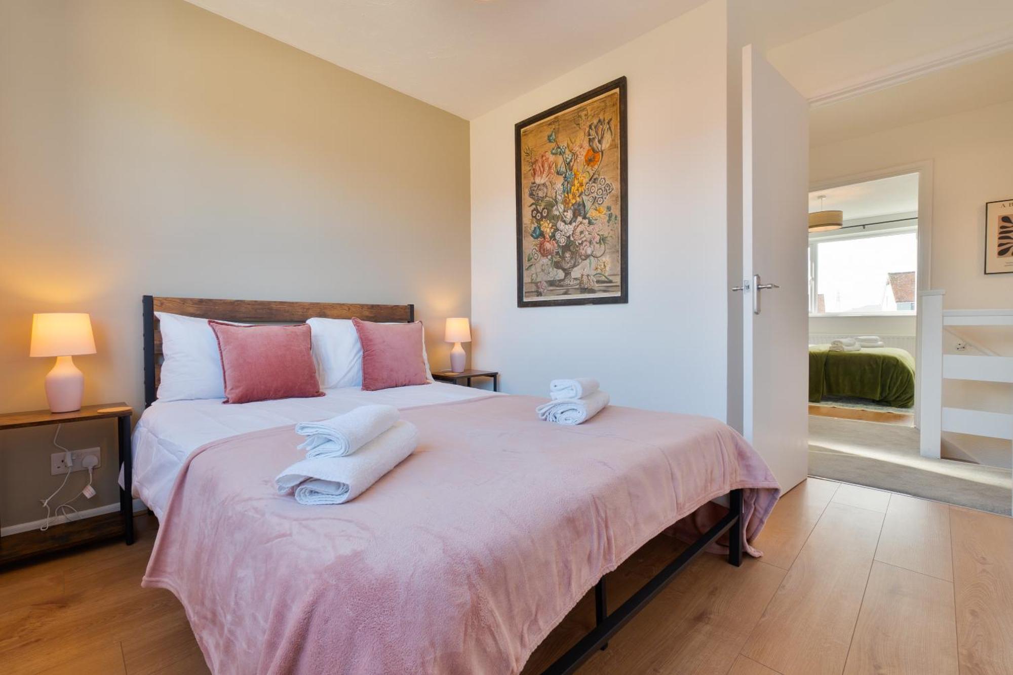 Stylish 4 Bedroom Spacious Retreat With Parking - Sleeps 10 - Families & Contractors แคนเทอร์เบอรี ภายนอก รูปภาพ