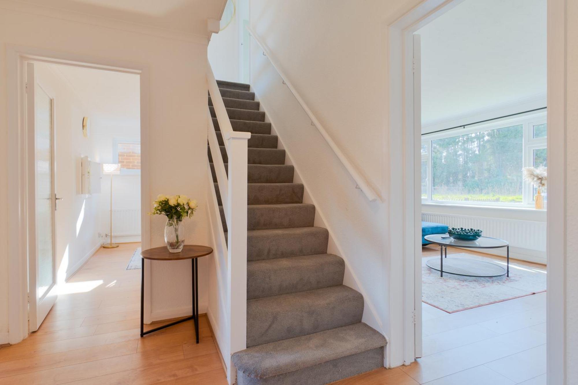 Stylish 4 Bedroom Spacious Retreat With Parking - Sleeps 10 - Families & Contractors แคนเทอร์เบอรี ภายนอก รูปภาพ